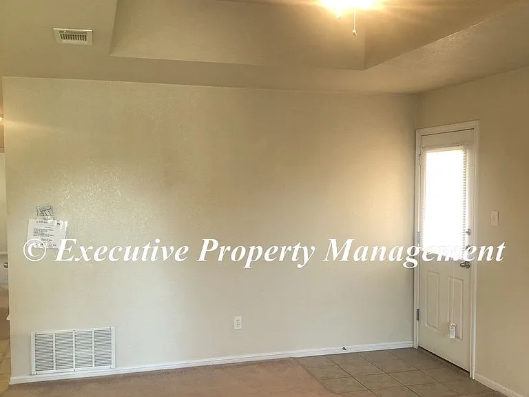 208 Janelle Dr — Photo 3