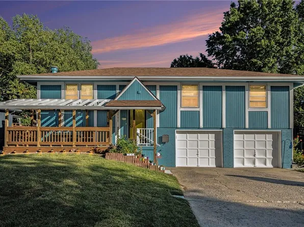 1302 SE 16th Pl, Oak Grove, MO 64075