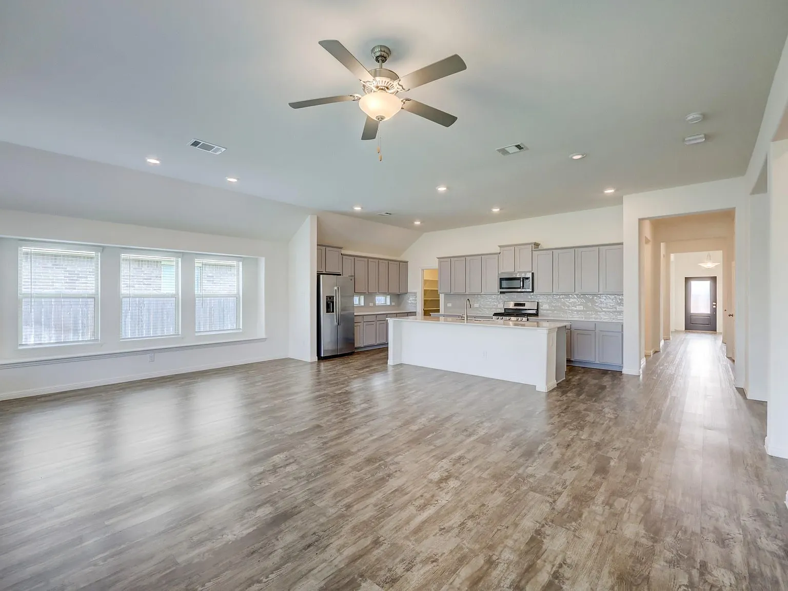 4 bed, 3.0 bath, 2372 sqft, $2,600 — Photo 4