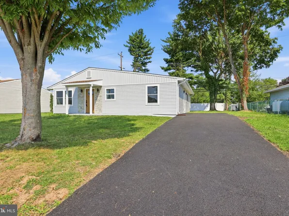 177 Pinewood Dr, Levittown, PA 19054