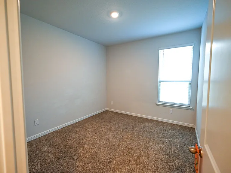 121 Hollytree Ln — Photo 11