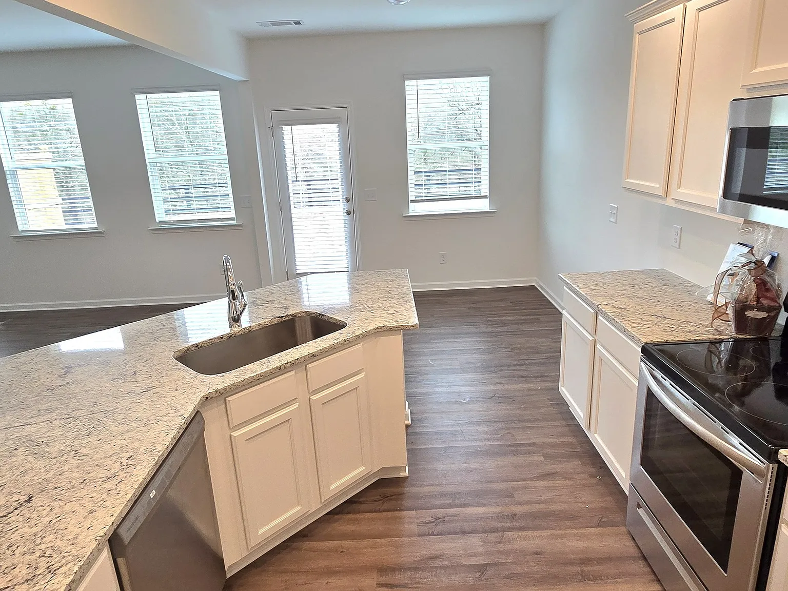 3 bed, 2.5 bath, 1804 sqft, $2,400 — Photo 4