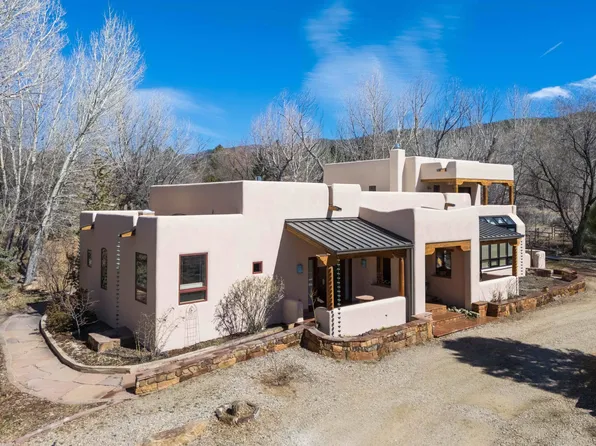 573 Range Rd, Taos, NM 87571