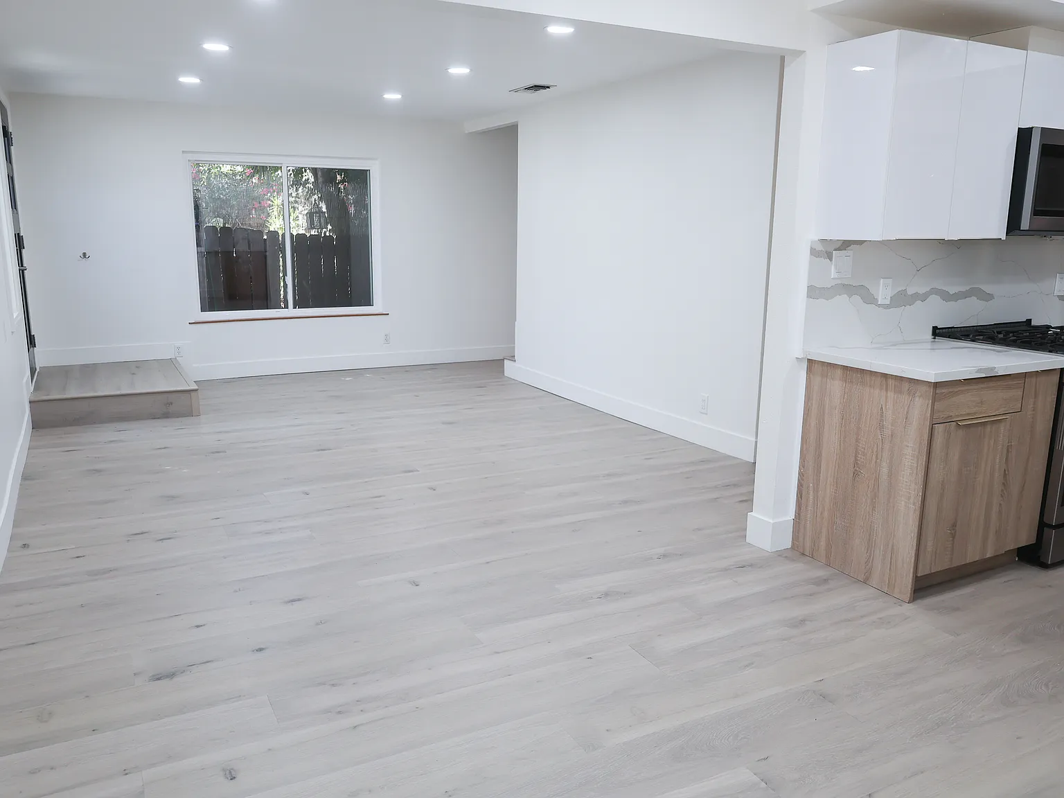 3 bed, 1260 sqft, $4,395 — Photo 4