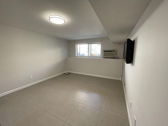 5th image of 40 Pebble Ln #1B