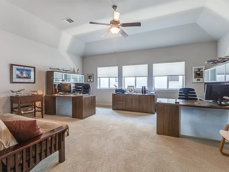 4008 N Cresthaven Rd — Photo 27