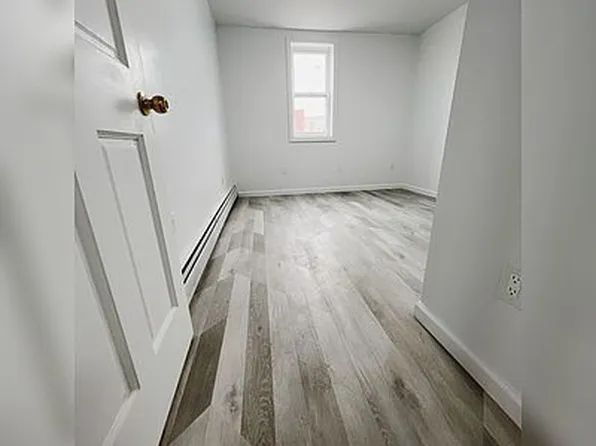 25-49 18th St #1R, Astoria, NY 11102