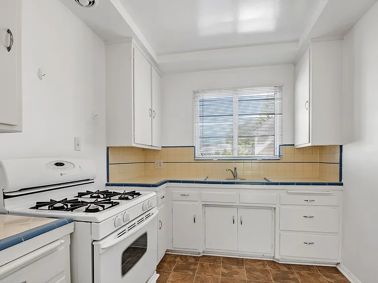 651 Midvale Ave — Photo 21
