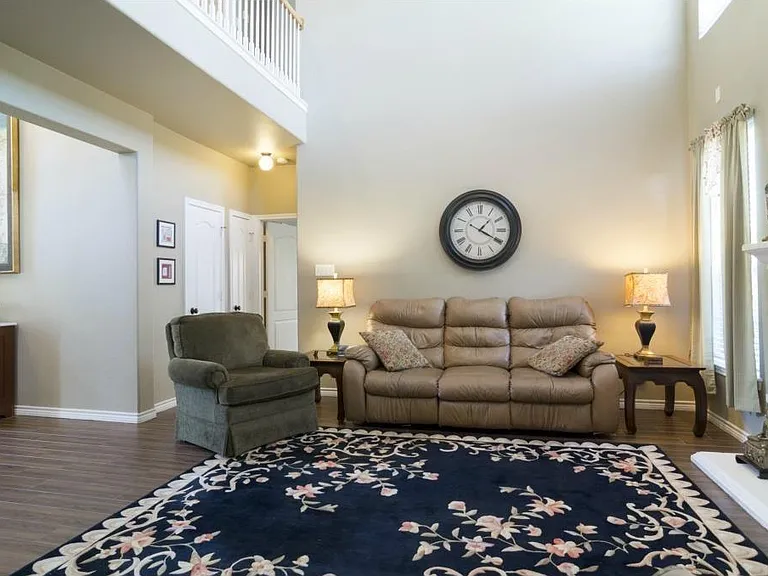 213 Longview Ct — Photo 4