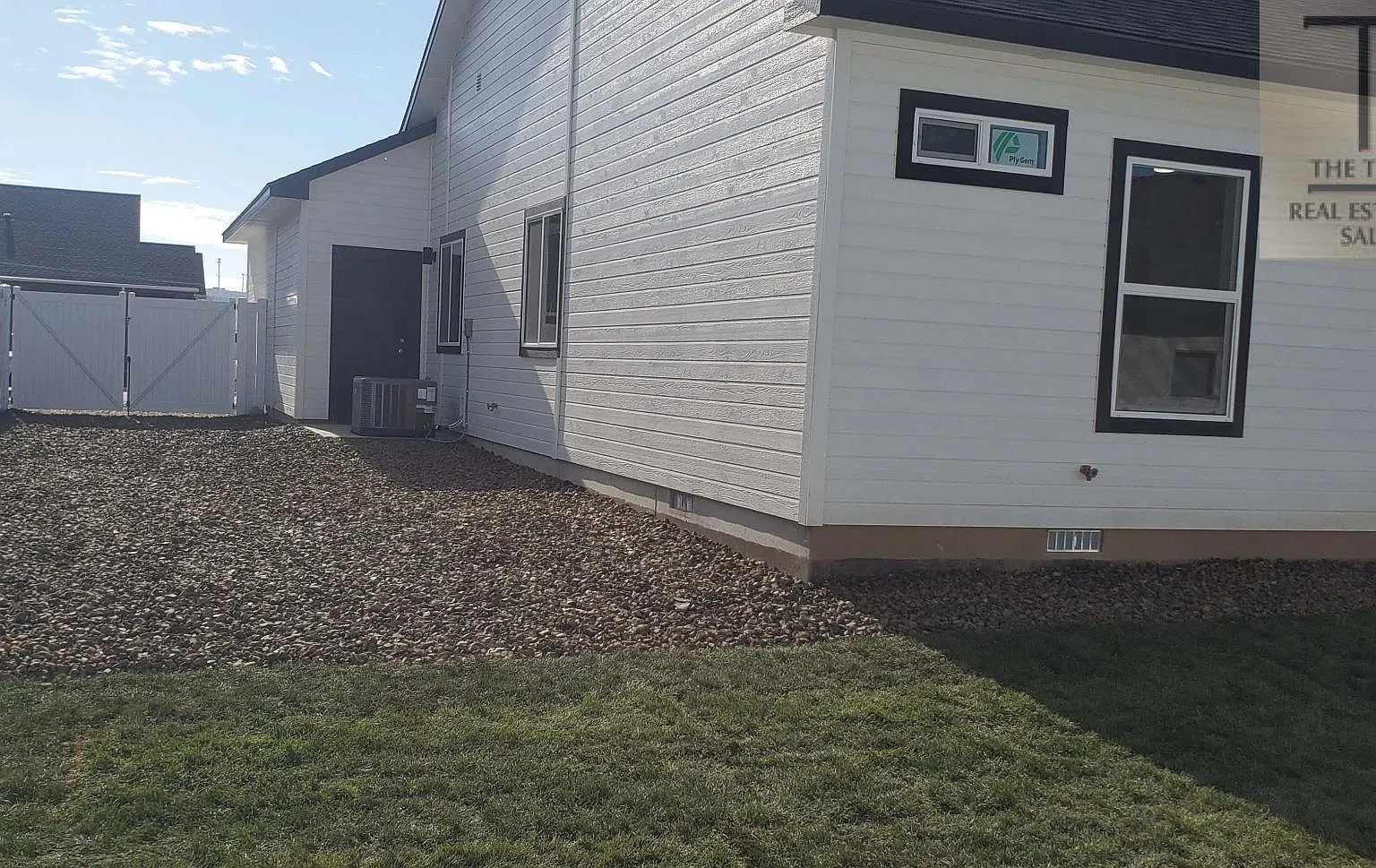 3 bed, 1351 sqft, $2,100 — Photo 2