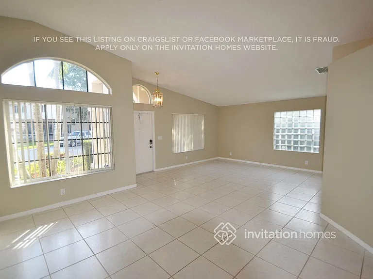 10841 SW 14th Ct — Photo 2