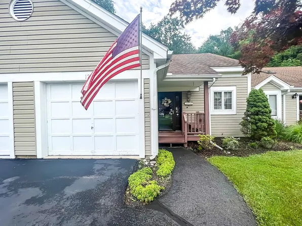 121 Duck Hollow Cir, Stroudsburg, PA 18360
