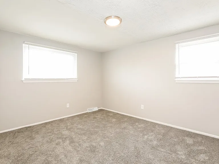 785624_027_bedroom_12887075.jpg