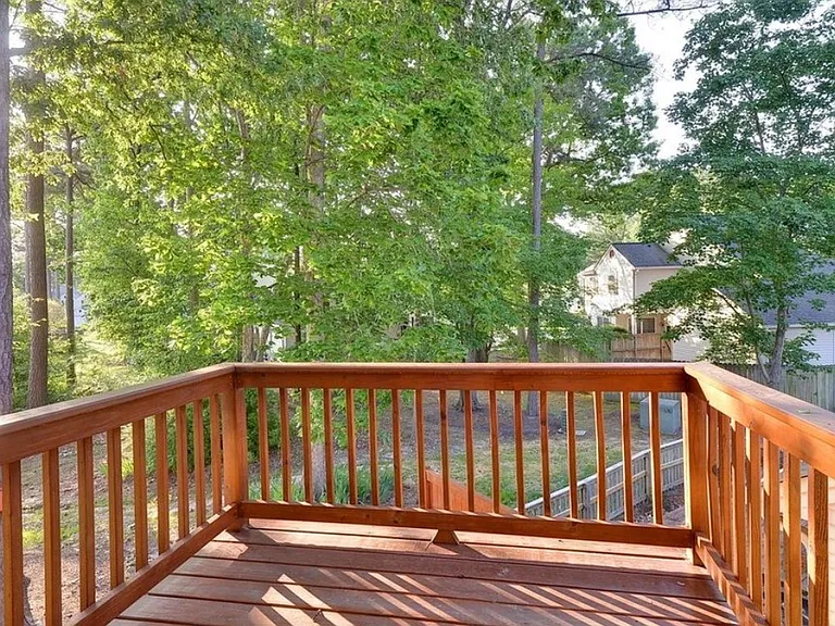 910 Lake Forest Dr — Photo 13