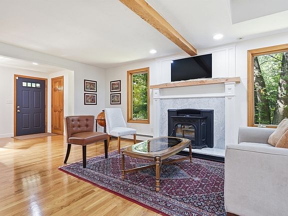 4th image of 65 Bennett St