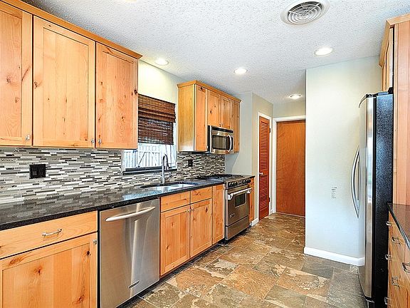 2nd image of 421 N Lakeview Ave