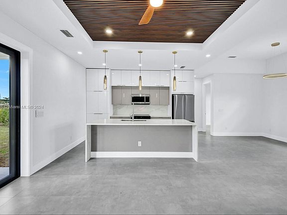 4th image of 330 Pauline Ave
