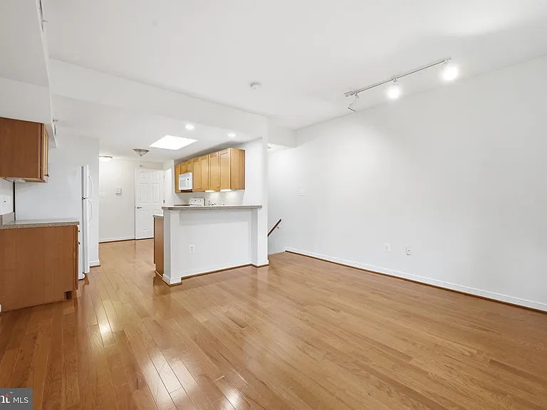 910 S Charles St #B — Photo 9