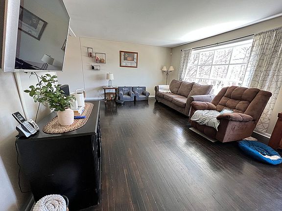 3rd image of 112 Lincoln Blvd