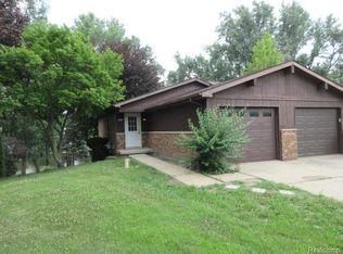 2409 Golden Shores Dr, Fenton, MI 48430