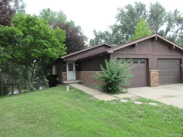 2409 Golden Shores Dr, Fenton, MI 48430