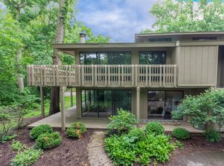 302B Deerpath E, Fontana, WI 53125