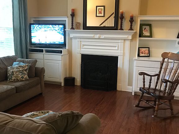 3rd image of 615 Applewood Ct