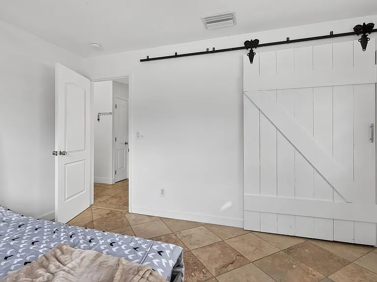 4540 SW 28th Ter — Photo 23