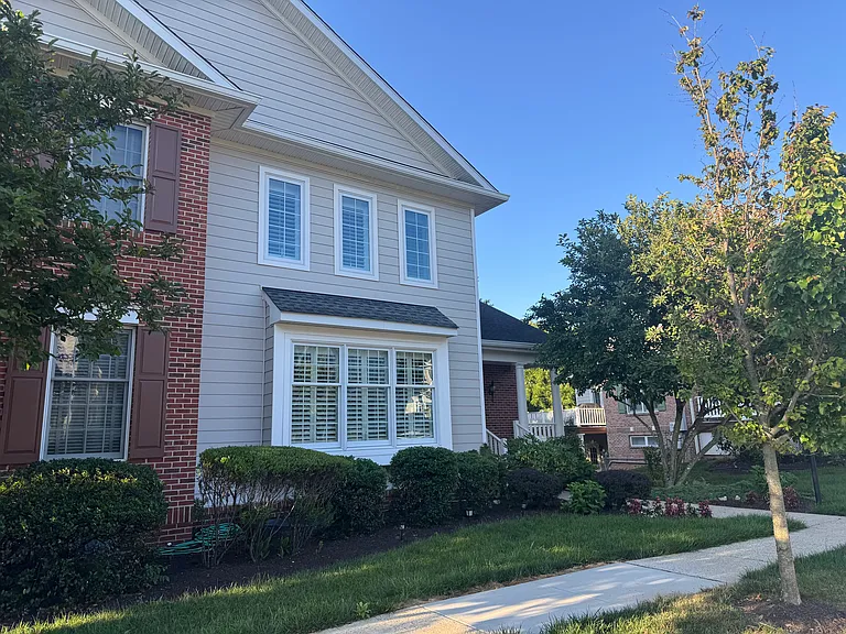 563 Gramercy Ln — Photo 2