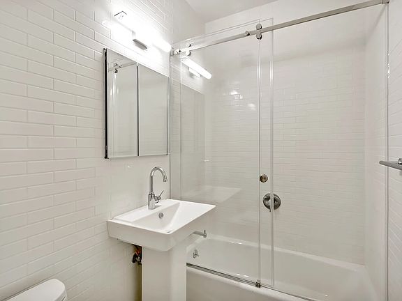 5th image of 226 E 25th St APT 1A
