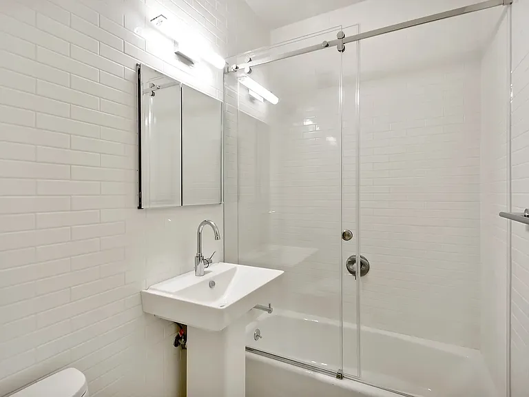 226 E 25th St #1A — Photo 5