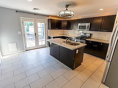 5th image of 1037 E Clarendon Ave