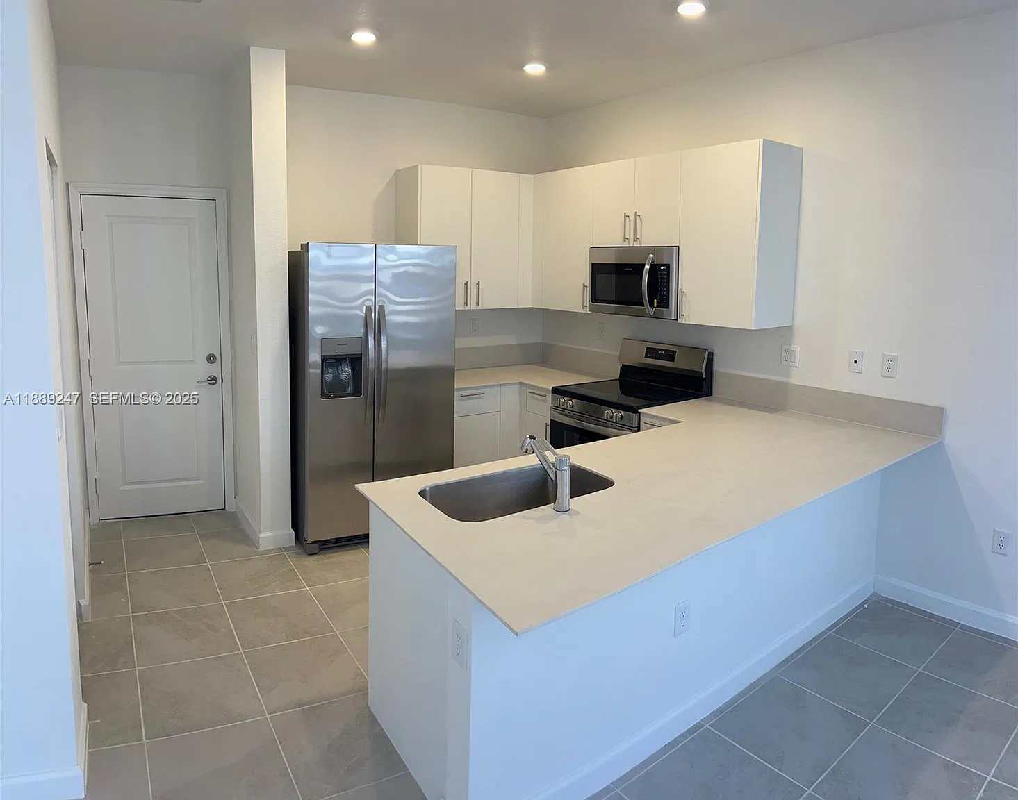 3 bed, 1890 sqft, $3,300 — Photo 4