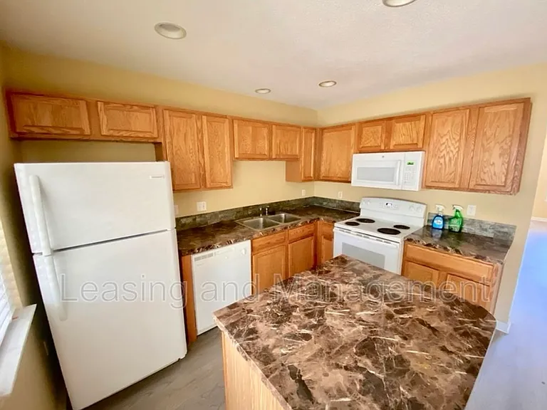 7983 Shadow Oak Dr — Photo 15
