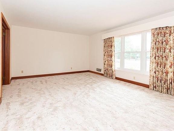 5th image of 825 E Main St