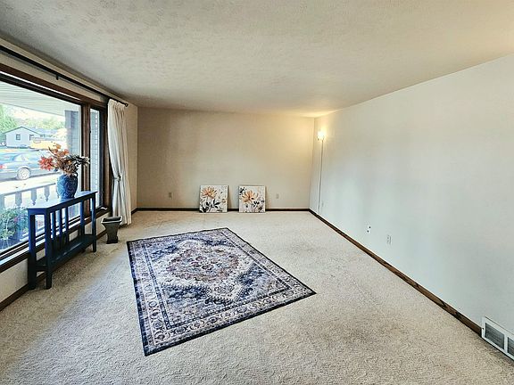 5th image of 2456 Heather Rd