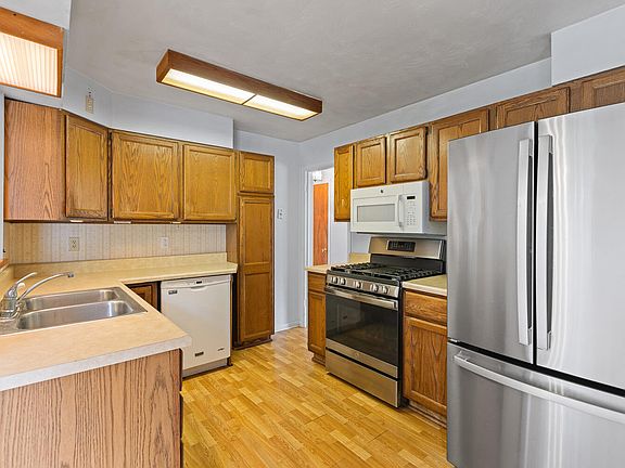 5th image of 402 Seneca St