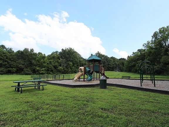 3rd image of 179 Hidden Spring Dr