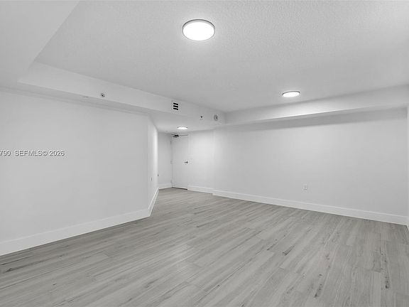 5th image of 601 NE 23rd St Unit Th4