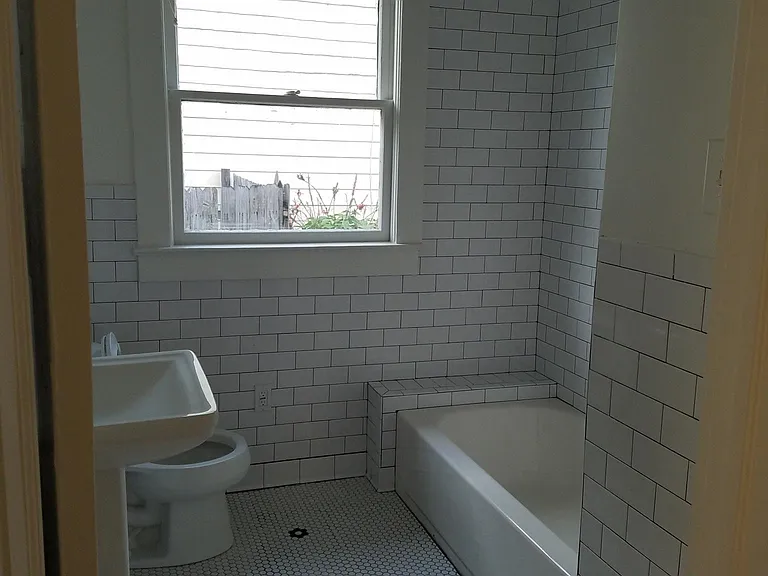208 W Giddens Ave — Photo 10
