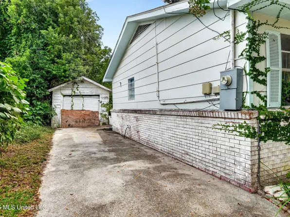 338 Carroll Ave, Bay Saint Louis, MS 39520