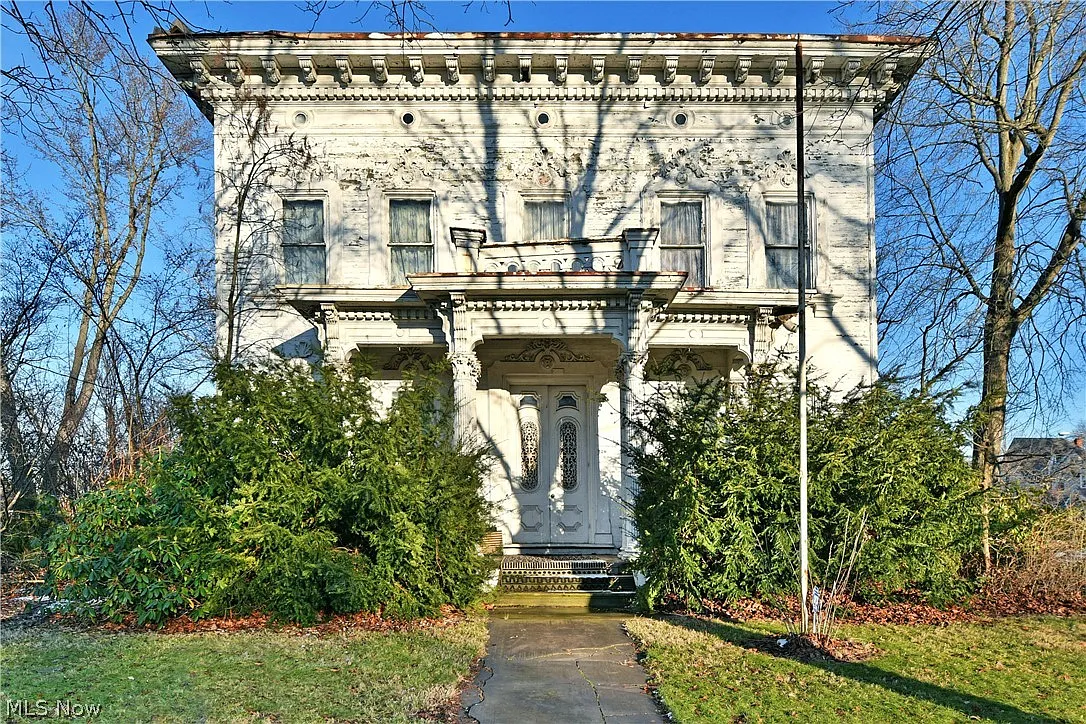 720 Mahoning Ave NW photo 1