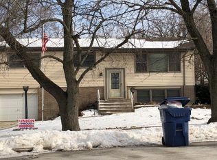 9039 S Maple Ln, Hickory Hills, IL 60457