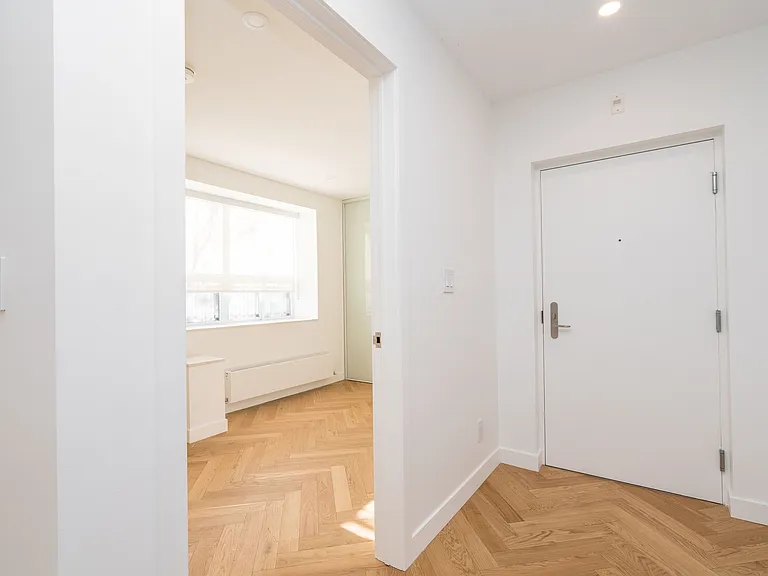 110 Wellesley St E — Photo 15