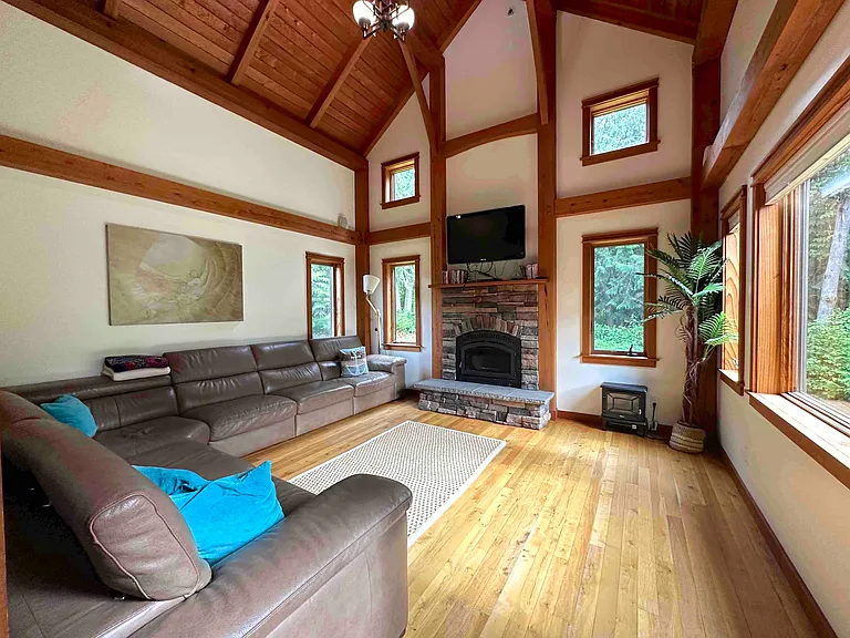 1843 NE Virginia Ct — Photo 14