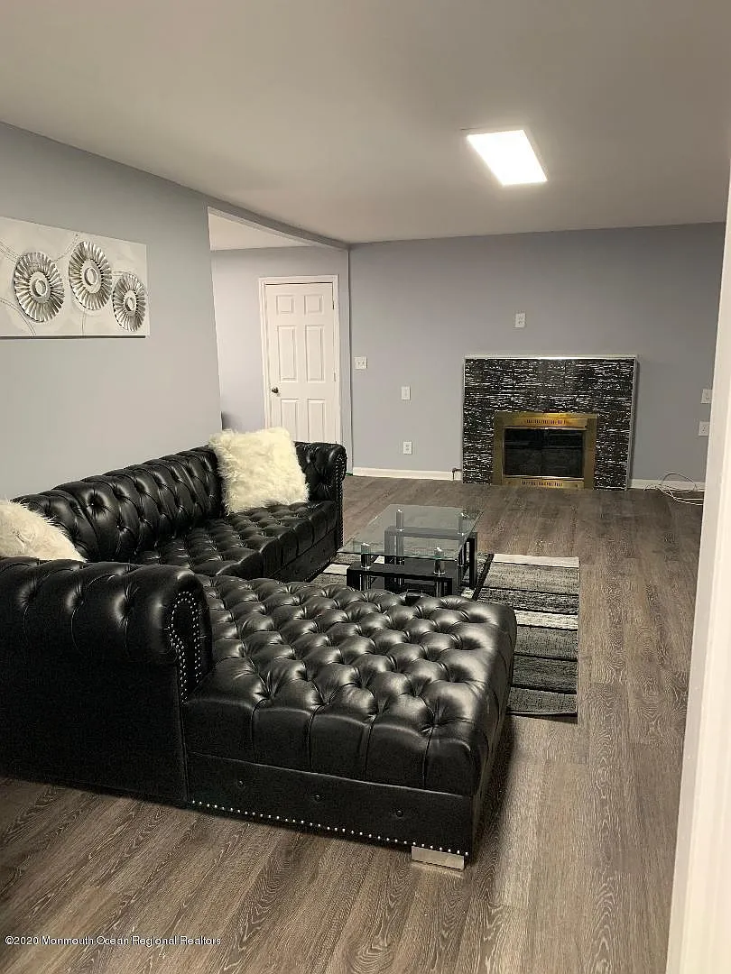 3 bed, 1.5 bath, 1413 sqft, $2,300 — Photo 2