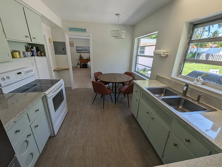 177 NE Spanish Ct — Photo 16
