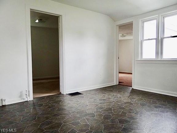 3rd image of 711 Rainbow Dr