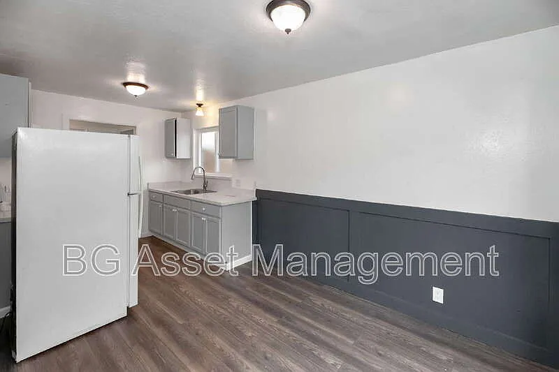 3 bed, 2.0 bath, 1040 sqft, $2,250 — Photo 4