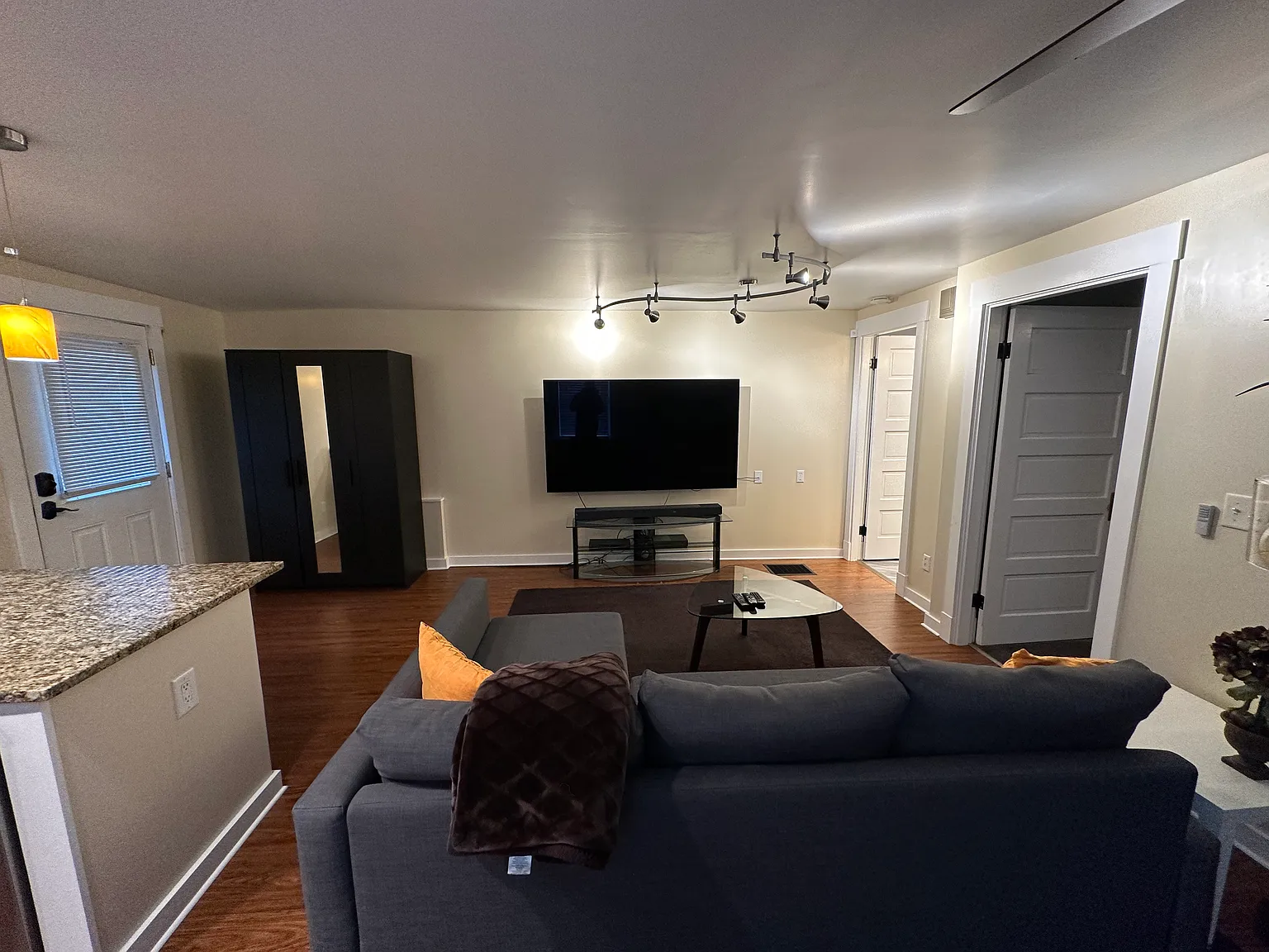 2413 Vine St — Photo 4
